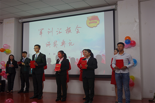 350vip8888新葡的京集团举办“明德砺志,向梦起航”军训汇报会 350vip8888新葡的京集团举办“明德砺志,向梦起航”军训汇报会
